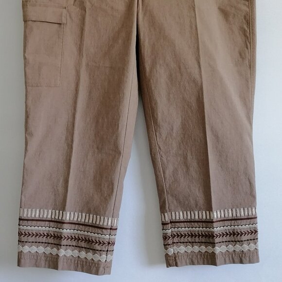 NWT Chico's Womens Beige Mid Rise Embroidered Hem Capri Pants Size 0.5 US XS - Picture 3 of 8